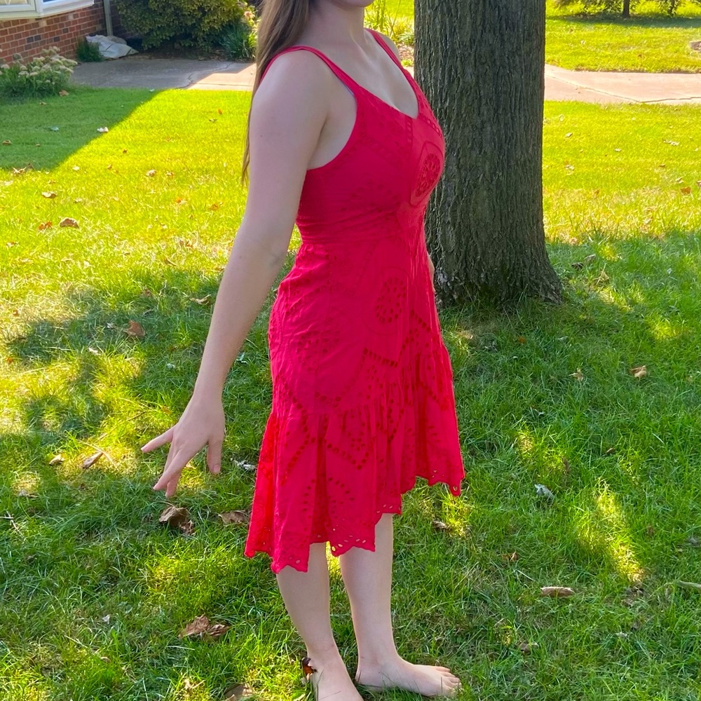 Pink/red women’s knee length dress with flowery lacy pattern Size small